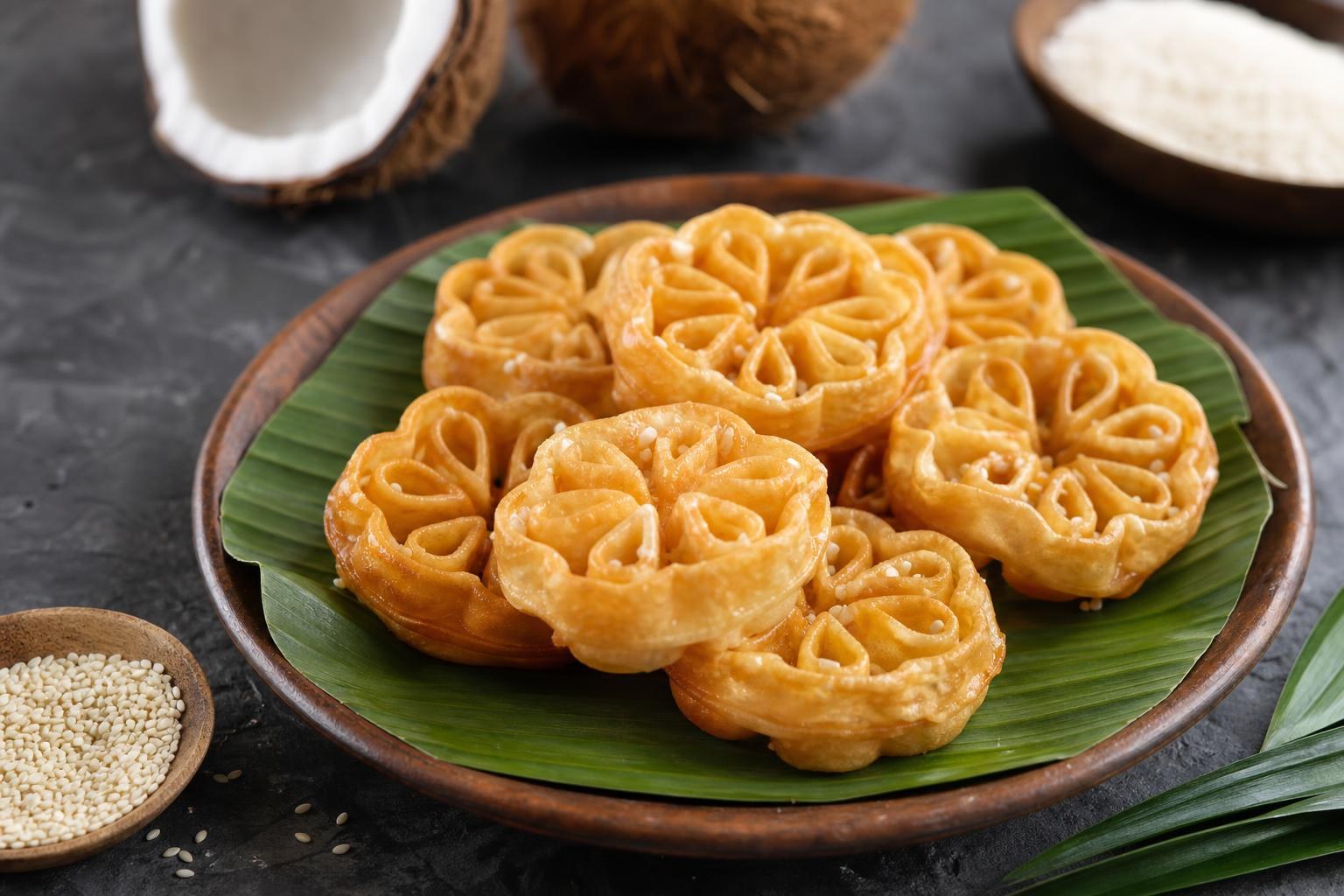 Kue Kembang Goyang (blütenförmiger frittierter Kuchen)